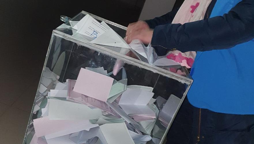 Члены столичной избирательной комиссии кидали в наблюдателей самолетики из бюллетеней
