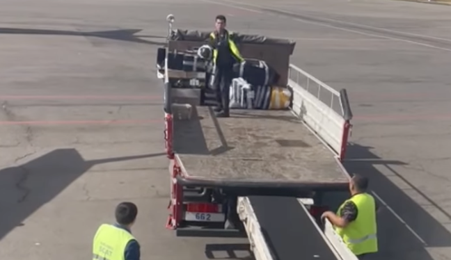 Аэропорт Алматы отрицает грубую сортировку пассажирского багажа