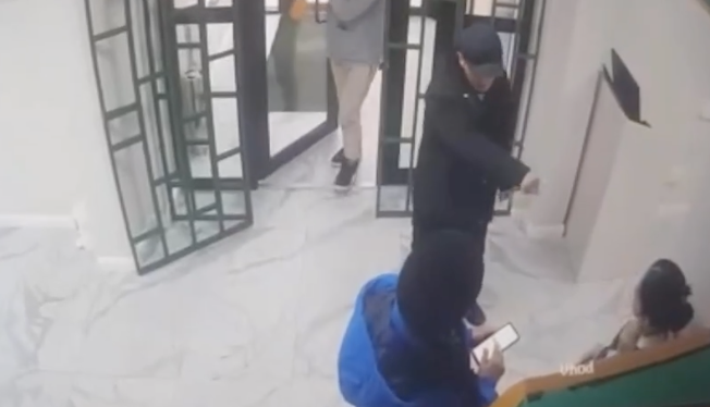 Посетители банка задержали вооруженного грабителя в Актау
