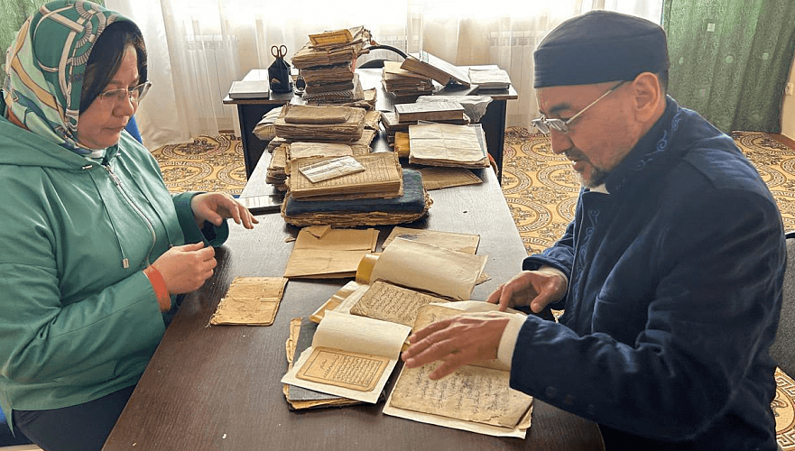 40 древних рукописей и книг переданы в фонд в Казахстане 