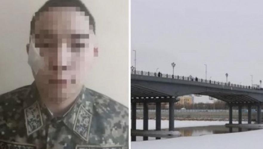 В ходе беспорядков в Атырау группа людей сбросила 18-летнего военнослужащего с моста 
