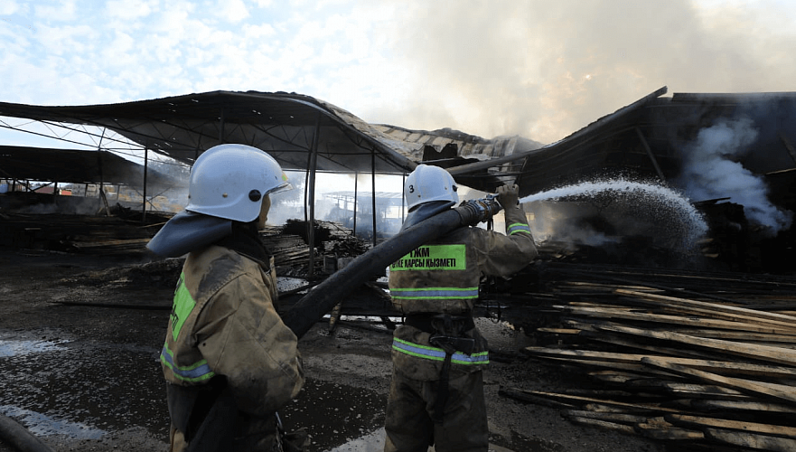 Крупный пожар на строительном рынке произошел в Алматы