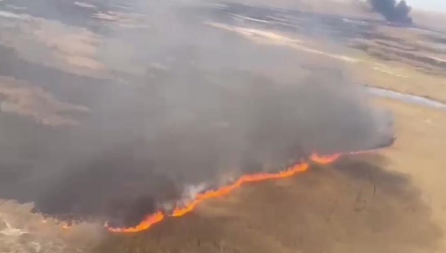 Почти 200 тонн воды сбросили вертолетом для тушения природного пожара в Алматинской области